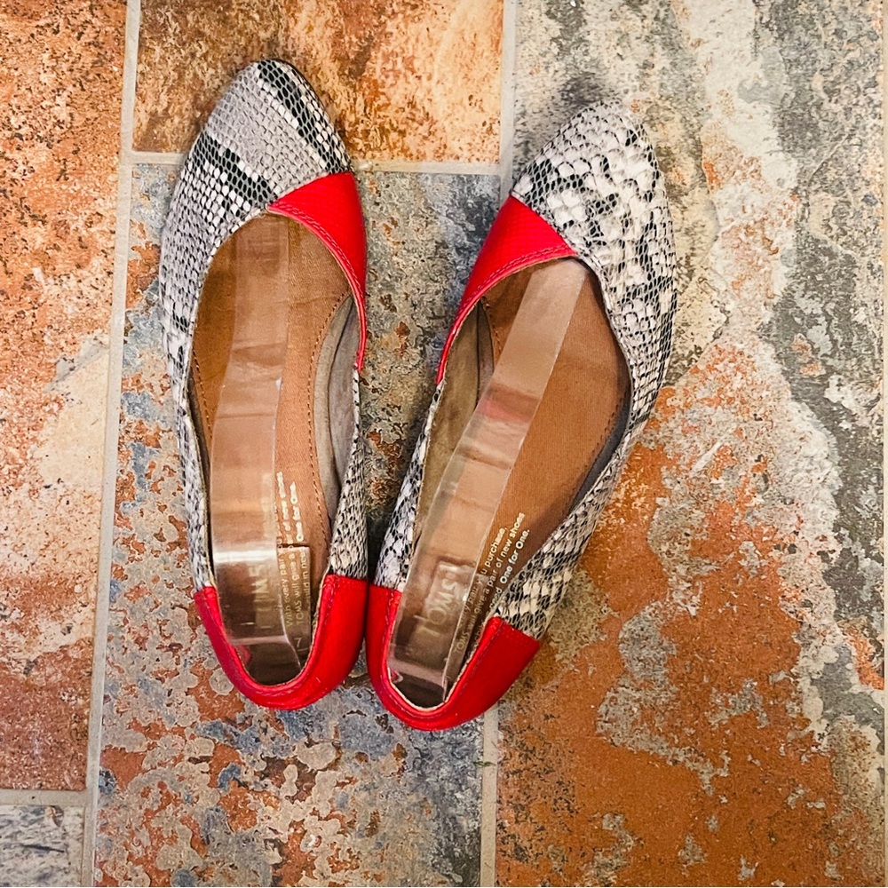 Toms Snake/Python Print Red, Black & White Flats! - image 7